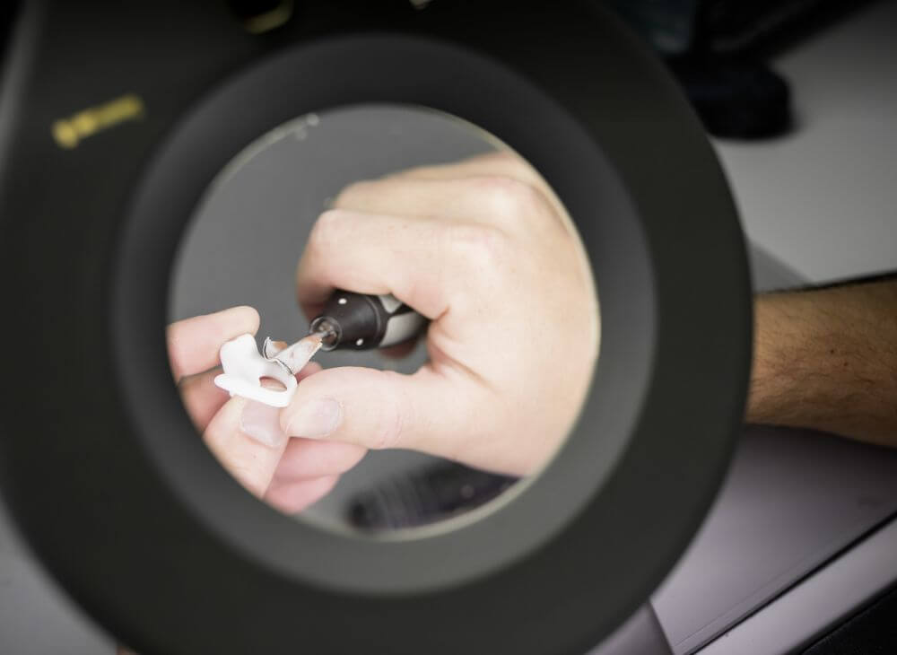 Earwear Technik Produkt unter Mikroskop